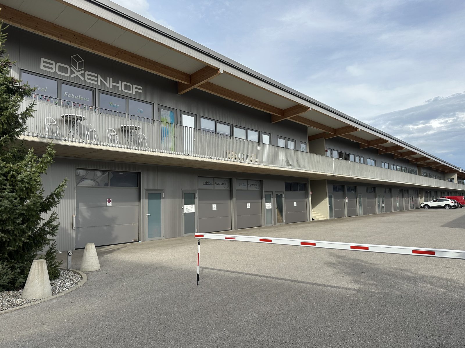 Das Gebäude Boxenhof, von der Einfahrt zum Parkplatz aus gesehen