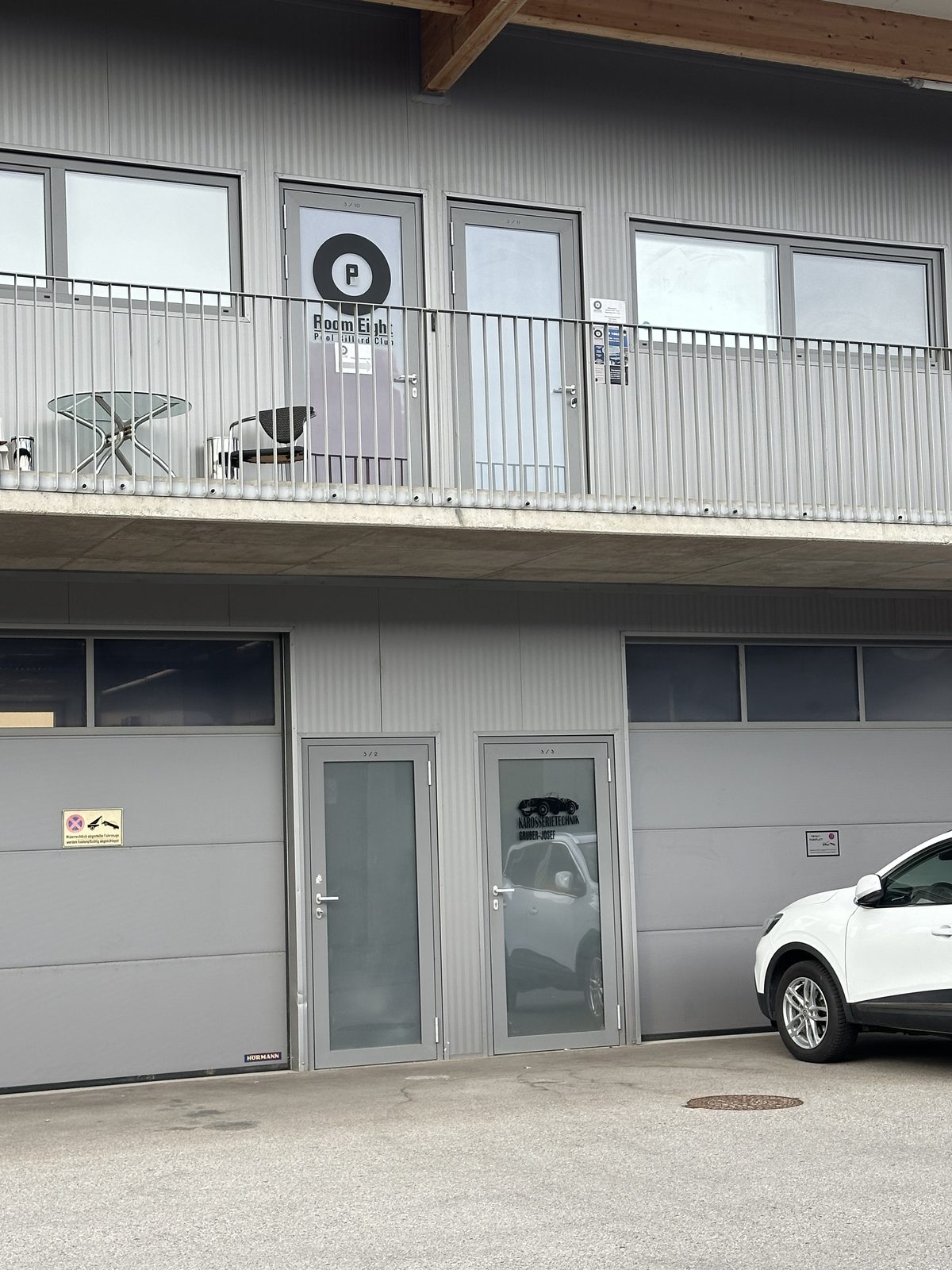 Der Eingang zum Vereinslokal, mit dem Vereinslogo im Fenster