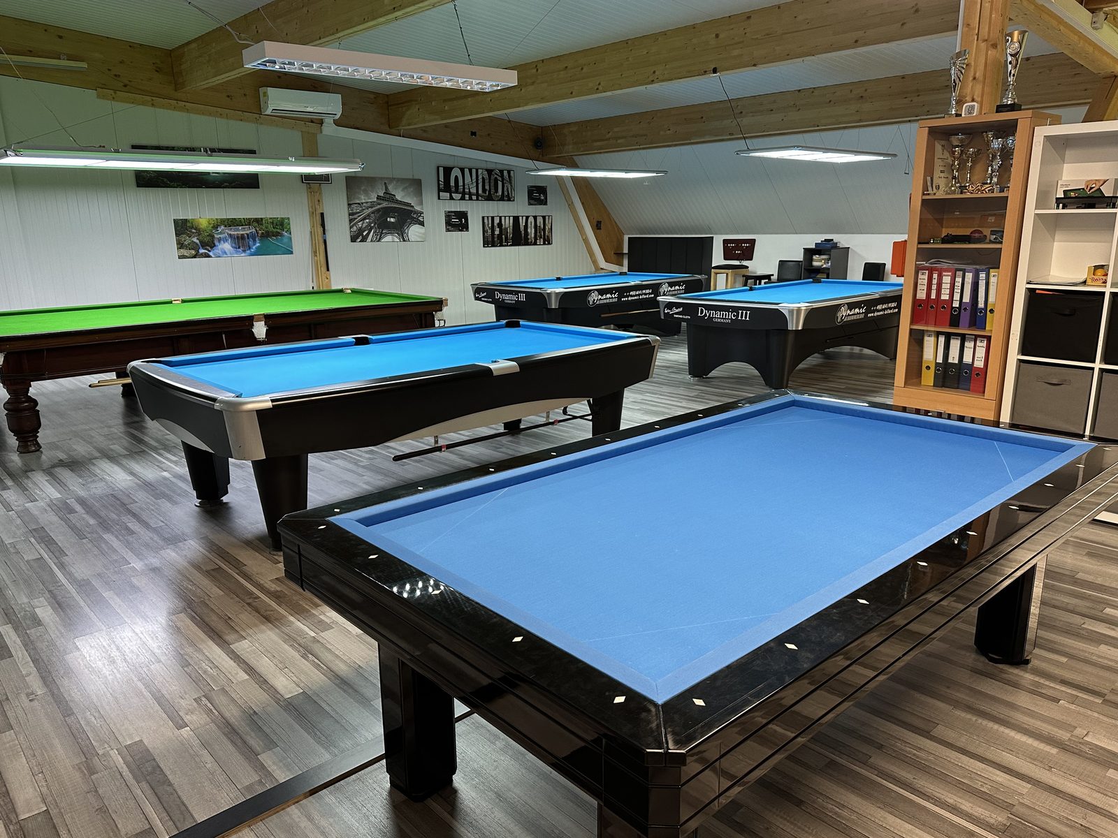 Pooltische mit blauem Tuch, quer durch das Vereinslokal fotografiert