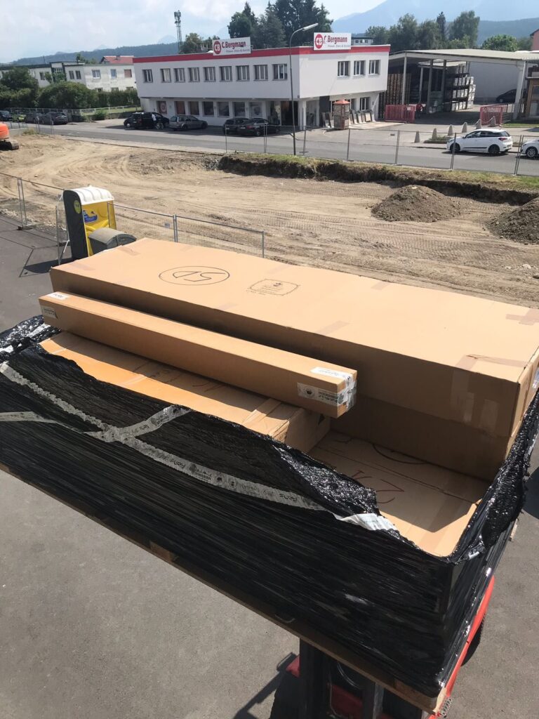 Schieferplatten und Banden kommen per Stapler.