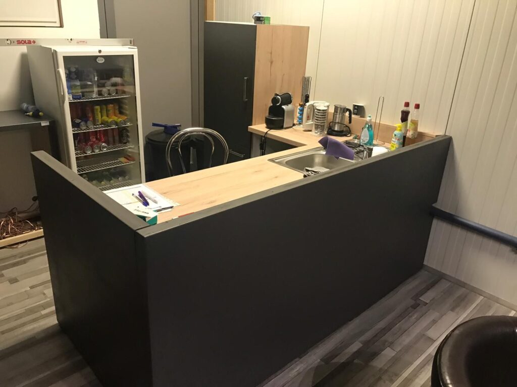 Kühlschrank, Kaffeemaschine – und endlich Platz fürs Glas.